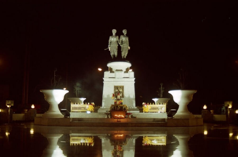 Монумент сестрам-героиням Тхеп Красатри и Си Сунн Тхон, Пхукет